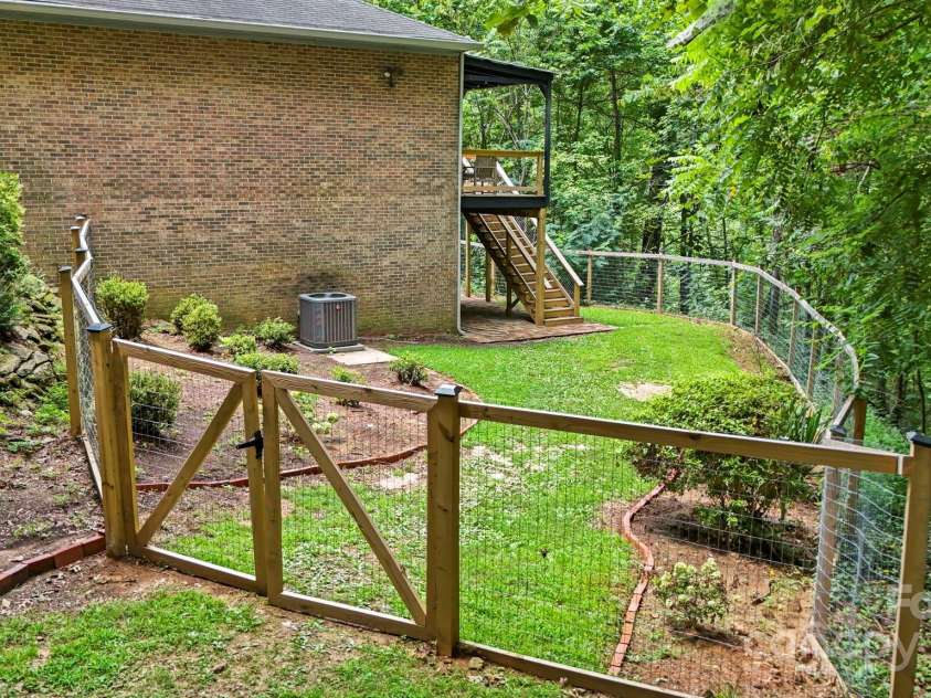 874 Cherokee Place, Lenoir, NC 28645.  MLS# CAR4288568, YatesRealty ID 30909. 