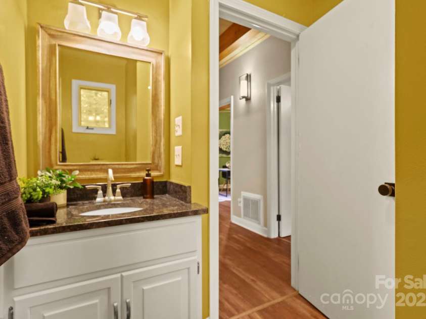 874 Cherokee Place, Lenoir, NC 28645.  MLS# CAR4288568, YatesRealty ID 30909. Full Bathroom