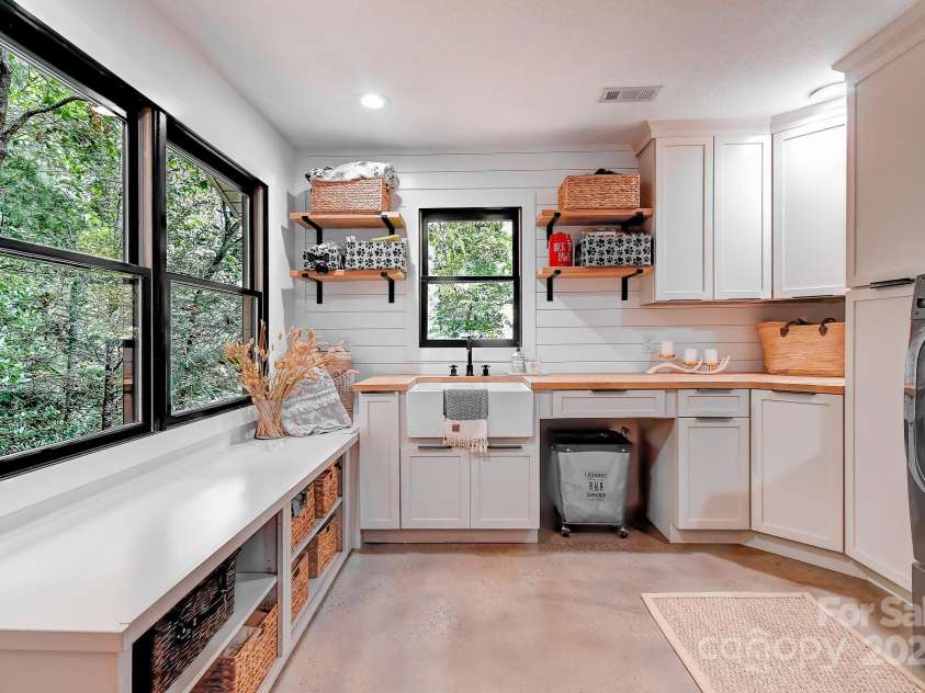 169 Pickens Road, Weaverville, NC 28787.  MLS# CAR4281406, YatesRealty ID 30910. Laundry/mud room