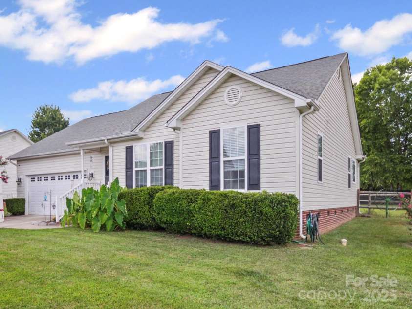2017 Longhorn Drive, Dallas, NC 28034.  MLS# CAR4283663, YatesRealty ID 30912. 