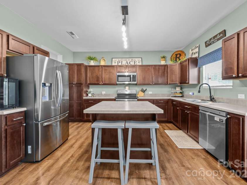 2301 Amesbury Court, Albemarle, NC 28001.  MLS# CAR4275622, YatesRealty ID 30913. Peep that Double Oven