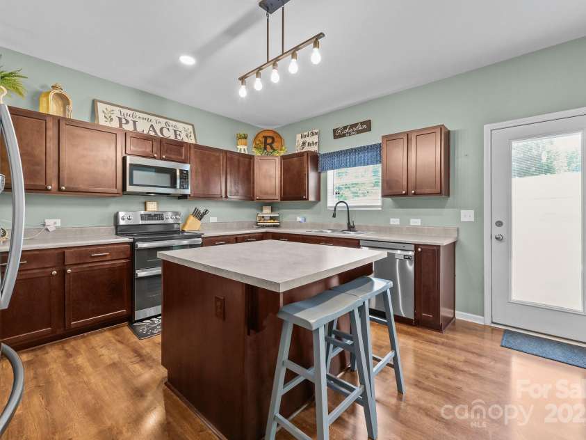 2301 Amesbury Court, Albemarle, NC 28001.  MLS# CAR4275622, YatesRealty ID 30913. Peep that Double Oven