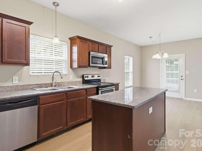 143 High Bluff Circle, Mooresville, NC 28115.  MLS# CAR4391927, YatesRealty ID 30918. Bright Kitchen