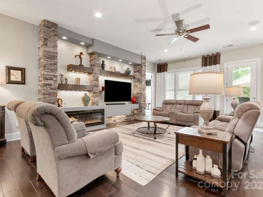 15814 Vale Ridge Drive, Charlotte, NC 28278.  MLS# CAR4166214, YatesRealty ID 3092. 