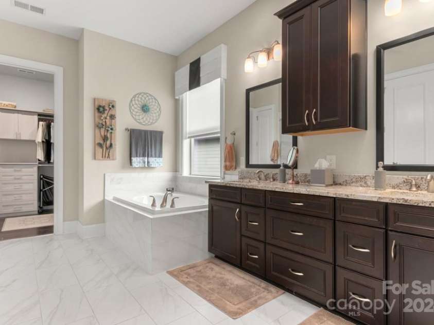 15814 Vale Ridge Drive, Charlotte, NC 28278.  MLS# CAR4166214, YatesRealty ID 3092. 