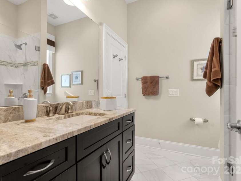 15814 Vale Ridge Drive, Charlotte, NC 28278.  MLS# CAR4166214, YatesRealty ID 3092. 