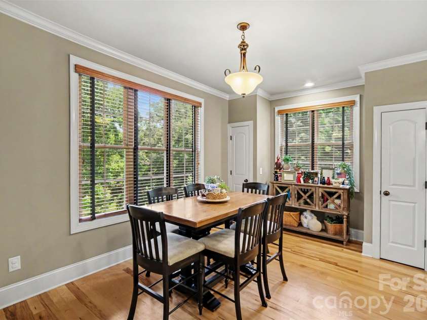 401 Yorkfield Drive, Shelby, NC 28150.  MLS# CAR4391429, YatesRealty ID 30923. Spacious breakfast area with two pantry closets