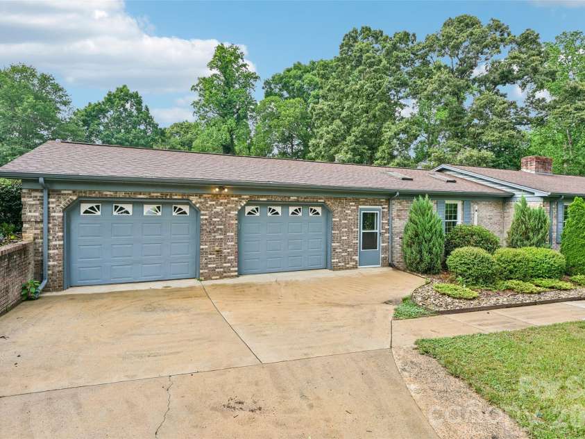 1621 Oak Drive, Shelby, NC 28150.  MLS# CAR4393394, YatesRealty ID 30924. 
