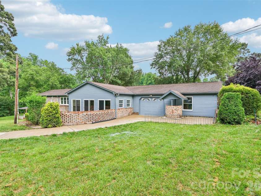 1621 Oak Drive, Shelby, NC 28150.  MLS# CAR4393394, YatesRealty ID 30924. 