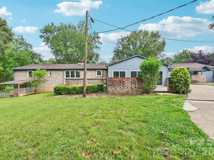 1621 Oak Drive, Shelby, NC 28150.  MLS# CAR4393394, YatesRealty ID 30924. 