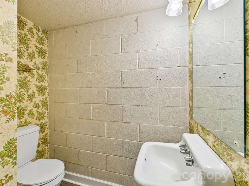 1621 Oak Drive, Shelby, NC 28150.  MLS# CAR4393394, YatesRealty ID 30924. 