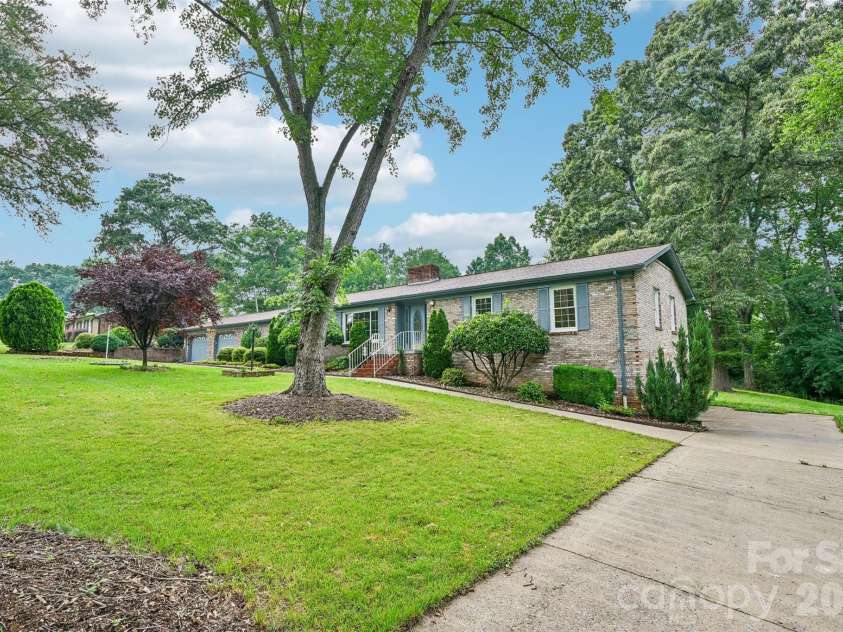1621 Oak Drive, Shelby, NC 28150.  MLS# CAR4393394, YatesRealty ID 30924. 