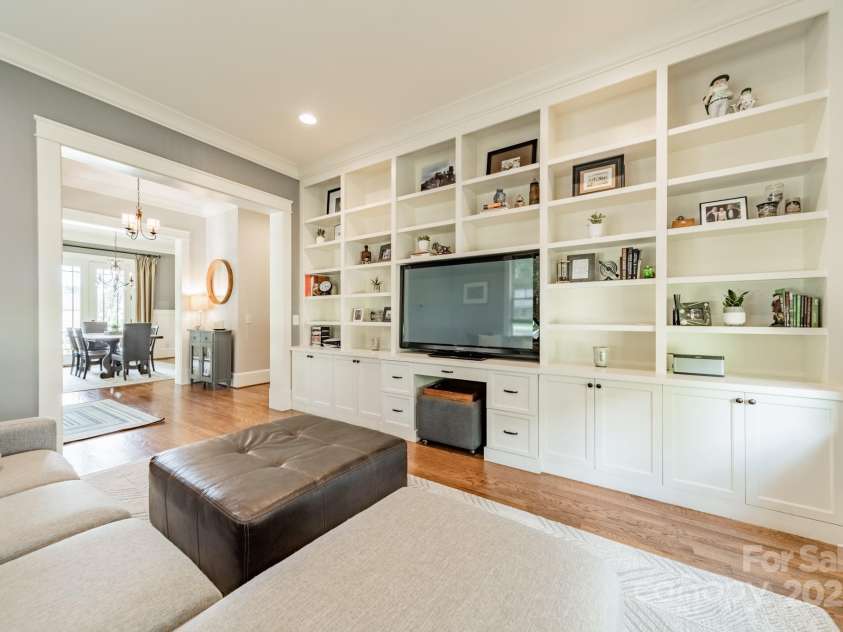 301 Canterbury Road, Charlotte, NC 28211.  MLS# CAR4282736, YatesRealty ID 30924. 