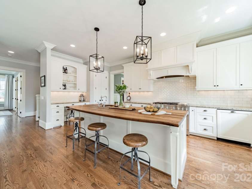 301 Canterbury Road, Charlotte, NC 28211.  MLS# CAR4282736, YatesRealty ID 30924. 