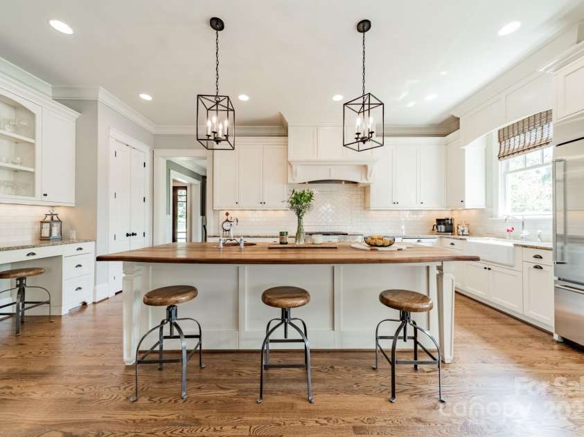 301 Canterbury Road, Charlotte, NC 28211.  MLS# CAR4282736, YatesRealty ID 30924. 