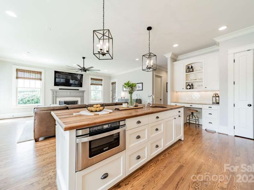 301 Canterbury Road, Charlotte, NC 28211.  MLS# CAR4282736, YatesRealty ID 30924. 
