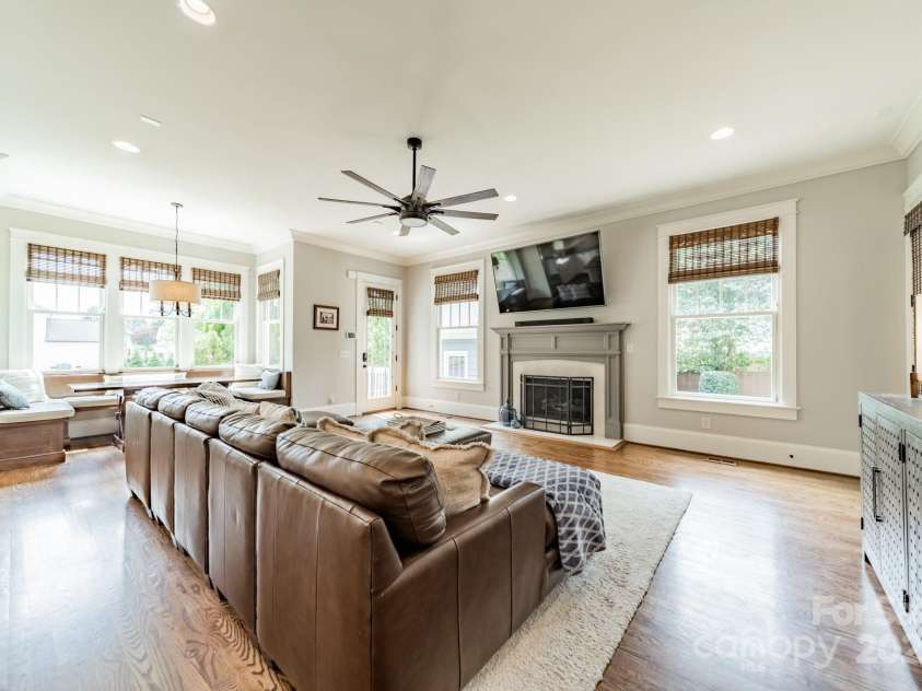 301 Canterbury Road, Charlotte, NC 28211.  MLS# CAR4282736, YatesRealty ID 30924. 