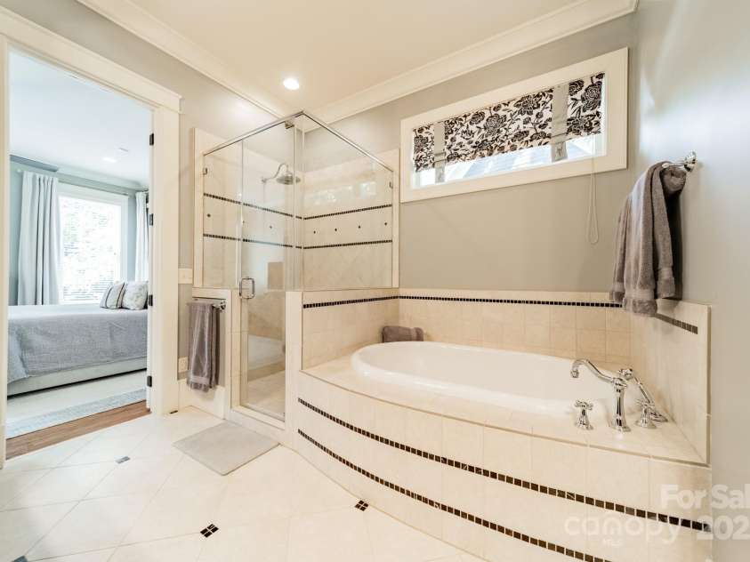 301 Canterbury Road, Charlotte, NC 28211.  MLS# CAR4282736, YatesRealty ID 30924. 