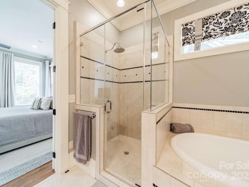 301 Canterbury Road, Charlotte, NC 28211.  MLS# CAR4282736, YatesRealty ID 30924. 