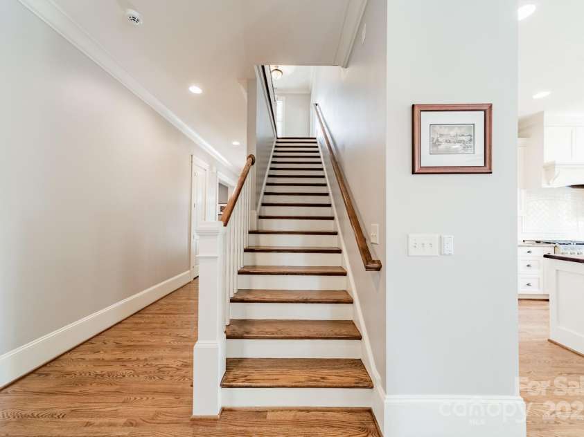 301 Canterbury Road, Charlotte, NC 28211.  MLS# CAR4282736, YatesRealty ID 30924. 