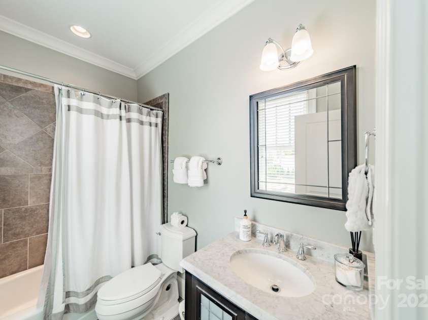 301 Canterbury Road, Charlotte, NC 28211.  MLS# CAR4282736, YatesRealty ID 30924. 