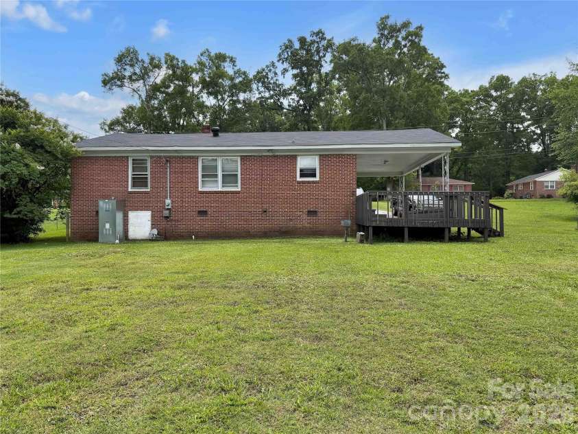 113 Pinewood Avenue, Clinton, SC 29325.  MLS# CAR4393873, YatesRealty ID 30925. 