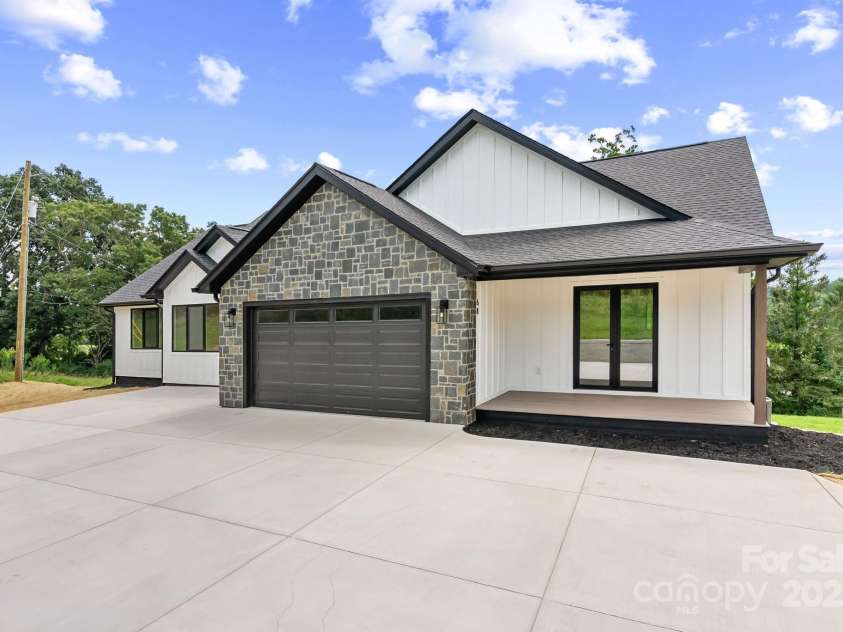 68 Fullam Lane, Mills River, NC 28759.  MLS# CAR4289681, YatesRealty ID 30925. 