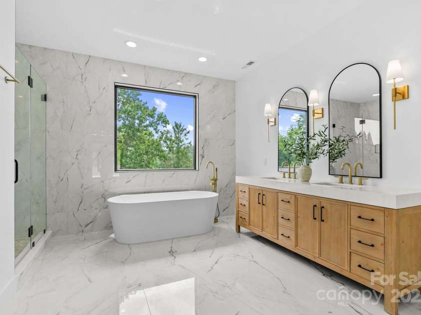 68 Fullam Lane, Mills River, NC 28759.  MLS# CAR4289681, YatesRealty ID 30925. Primary Bath