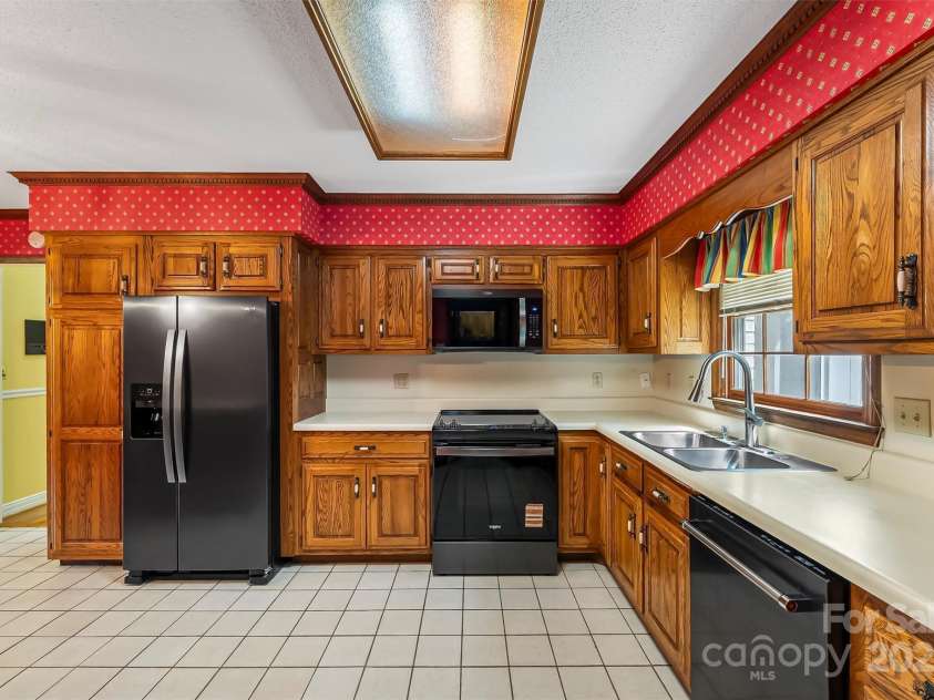 200 Woodland Drive, Marion, NC 28752.  MLS# CAR4303513, YatesRealty ID 30926. 