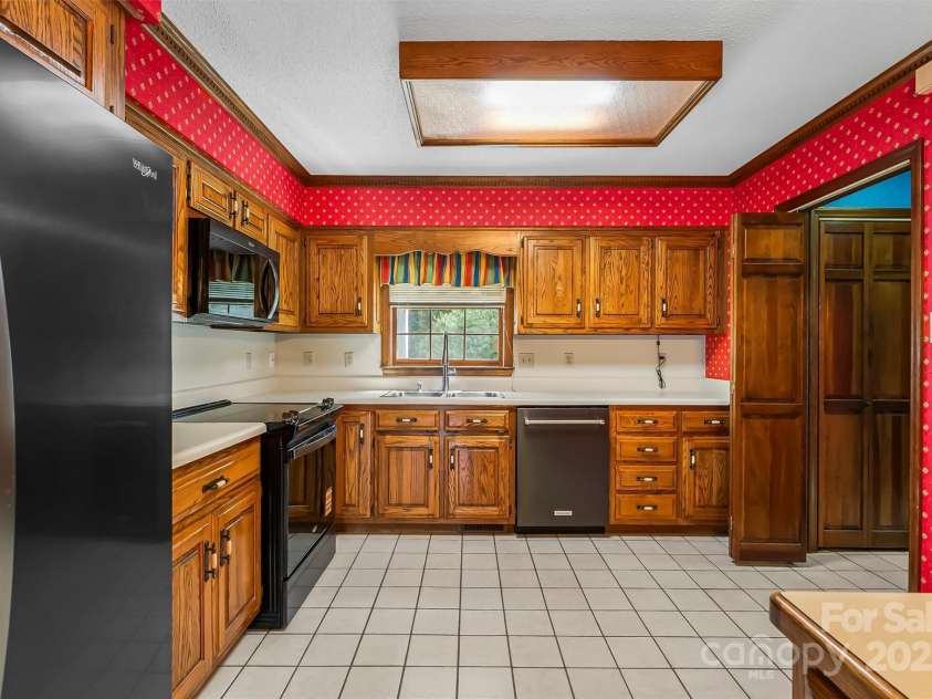 200 Woodland Drive, Marion, NC 28752.  MLS# CAR4303513, YatesRealty ID 30926. 
