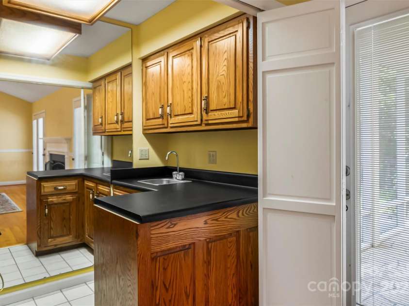 200 Woodland Drive, Marion, NC 28752.  MLS# CAR4303513, YatesRealty ID 30926. Bar
