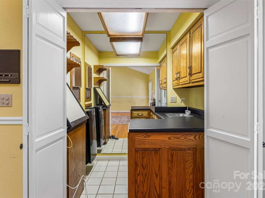 200 Woodland Drive, Marion, NC 28752.  MLS# CAR4303513, YatesRealty ID 30926. Bar