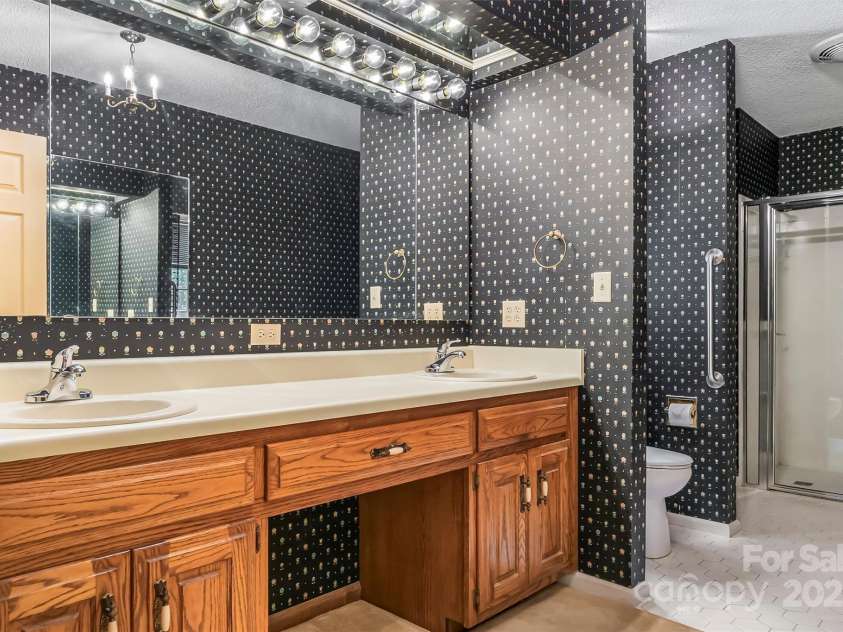 200 Woodland Drive, Marion, NC 28752.  MLS# CAR4303513, YatesRealty ID 30926. Primary bath