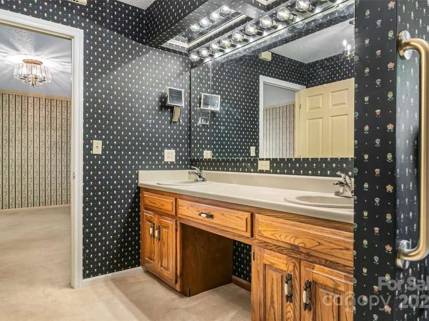 200 Woodland Drive, Marion, NC 28752.  MLS# CAR4303513, YatesRealty ID 30926. Primary bath