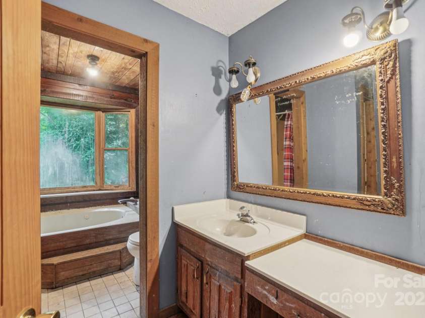67 Sky Drive, Maggie Valley, NC 28751.  MLS# CAR4275781, YatesRealty ID 30929. Full Bathroom