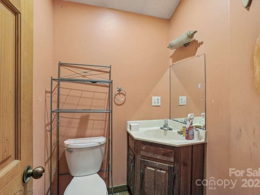 67 Sky Drive, Maggie Valley, NC 28751.  MLS# CAR4275781, YatesRealty ID 30929. Half bath