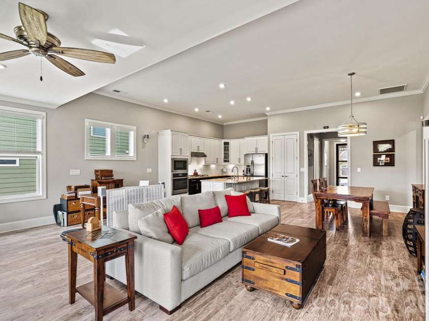 8718 Festival Way, Charlotte, NC 28215.  MLS# CAR4340039, YatesRealty ID 3093. 