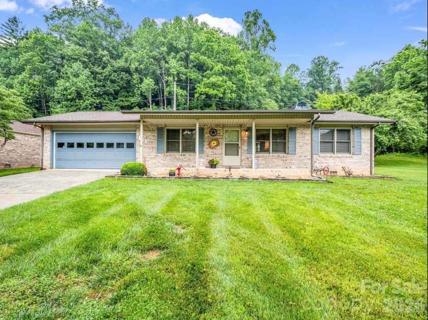 182 Resada Drive, Brevard, NC 28712.  MLS# CAR4390799, YatesRealty ID 30930. 