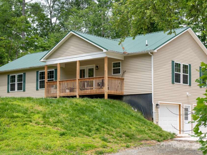 1036 Williamsburg Drive, Lenoir, NC 28645.  MLS# CAR4274477, YatesRealty ID 30931. 