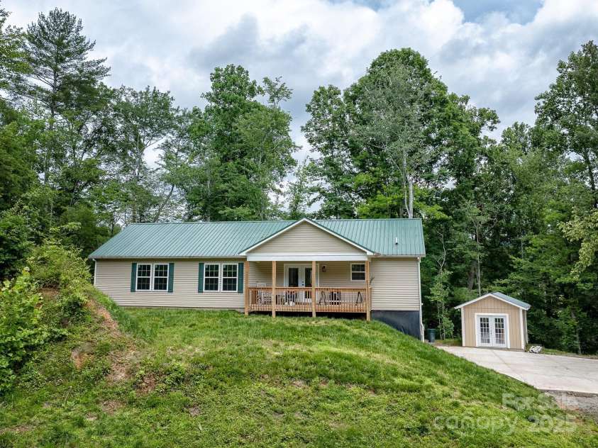 1036 Williamsburg Drive, Lenoir, NC 28645.  MLS# CAR4274477, YatesRealty ID 30931. 