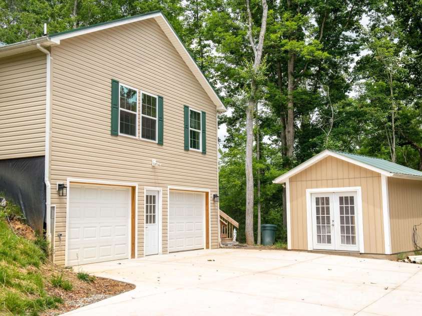 1036 Williamsburg Drive, Lenoir, NC 28645.  MLS# CAR4274477, YatesRealty ID 30931. 