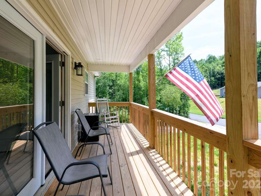 1036 Williamsburg Drive, Lenoir, NC 28645.  MLS# CAR4274477, YatesRealty ID 30931. 