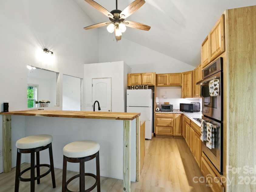 1036 Williamsburg Drive, Lenoir, NC 28645.  MLS# CAR4274477, YatesRealty ID 30931. 