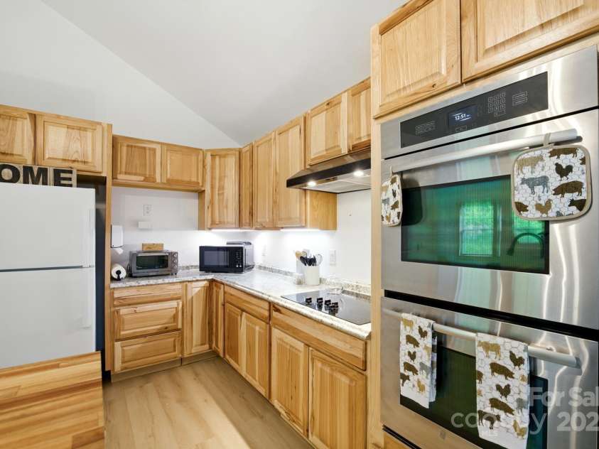 1036 Williamsburg Drive, Lenoir, NC 28645.  MLS# CAR4274477, YatesRealty ID 30931. 