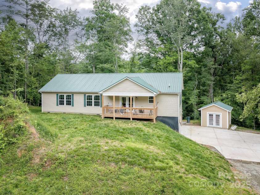 1036 Williamsburg Drive, Lenoir, NC 28645.  MLS# CAR4274477, YatesRealty ID 30931. 