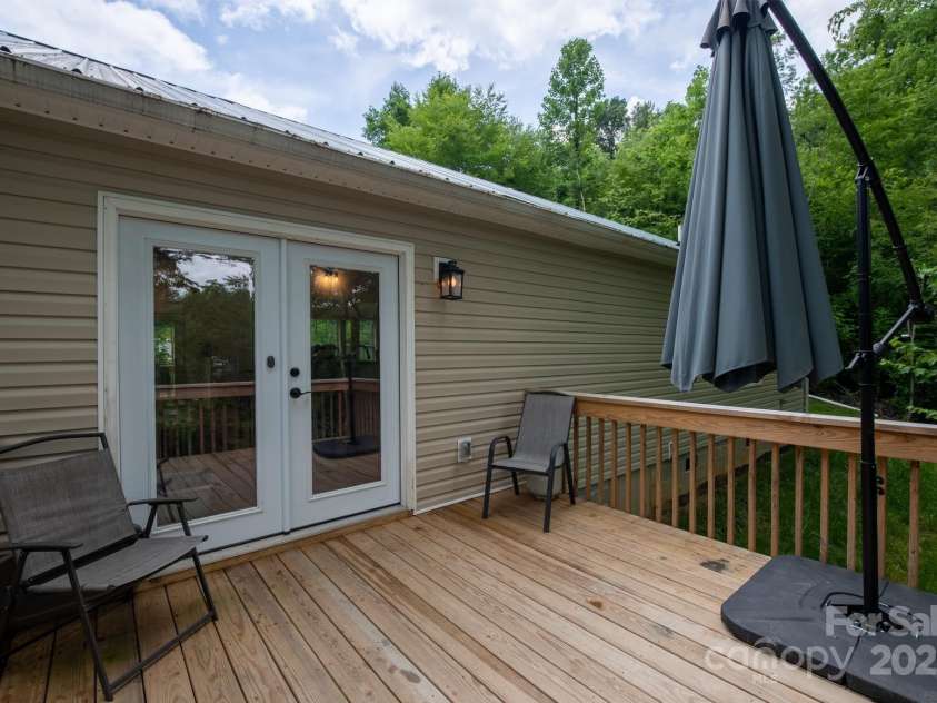 1036 Williamsburg Drive, Lenoir, NC 28645.  MLS# CAR4274477, YatesRealty ID 30931. 