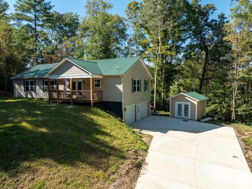 1036 Williamsburg Drive, Lenoir, NC 28645.  MLS# CAR4314189, YatesRealty ID 30931. 