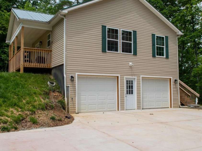 1036 Williamsburg Drive, Lenoir, NC 28645.  MLS# CAR4314189, YatesRealty ID 30931. 