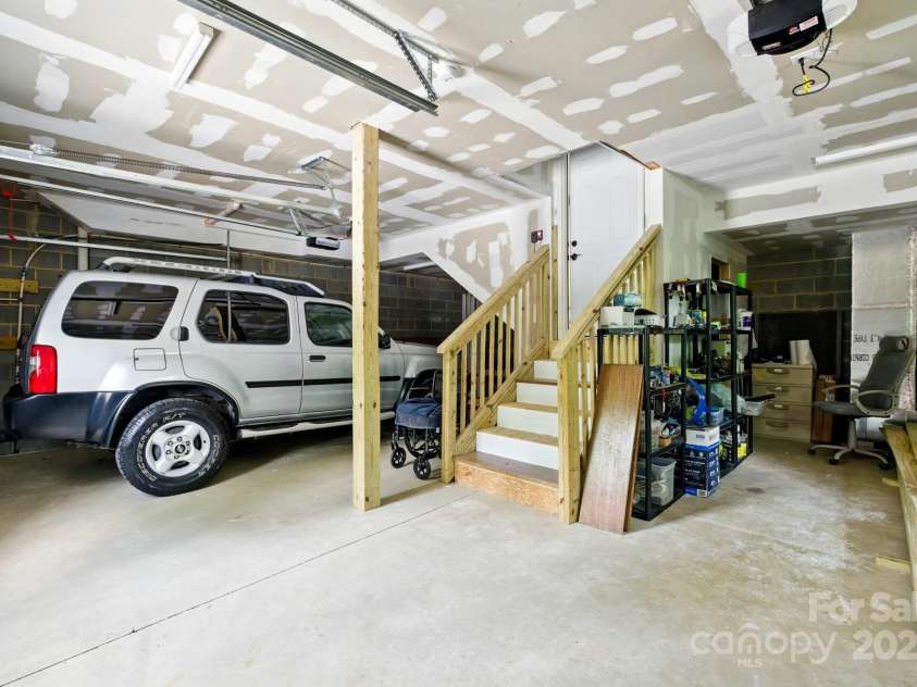 1036 Williamsburg Drive, Lenoir, NC 28645.  MLS# CAR4314189, YatesRealty ID 30931. 