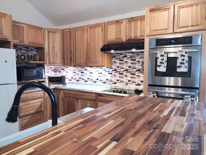 1036 Williamsburg Drive, Lenoir, NC 28645.  MLS# CAR4314189, YatesRealty ID 30931. 